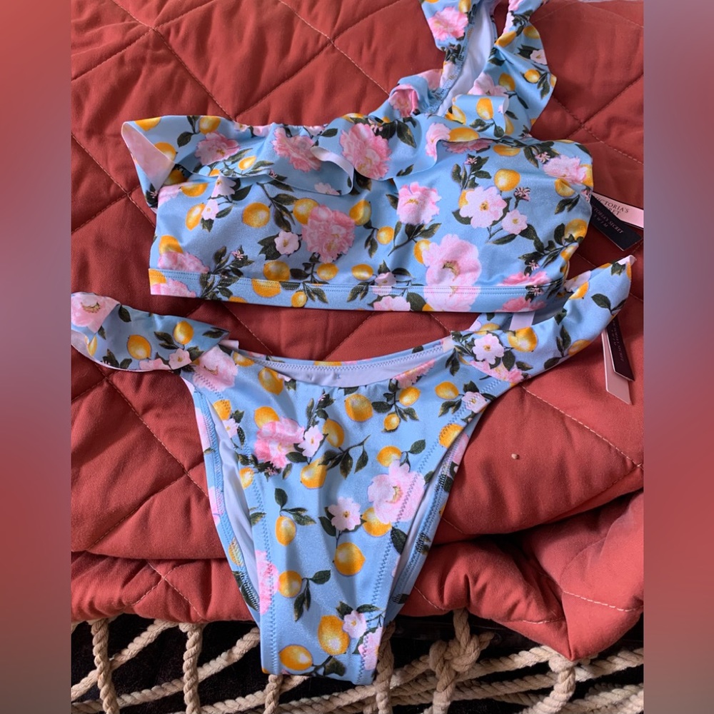 2 PIECE Victoria’s Secret floral print 2 piece w/ruffle top & bottom size L